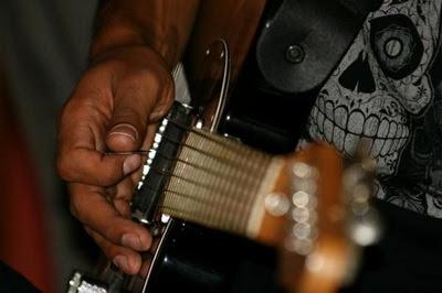 Strumming f7aebf9b2243